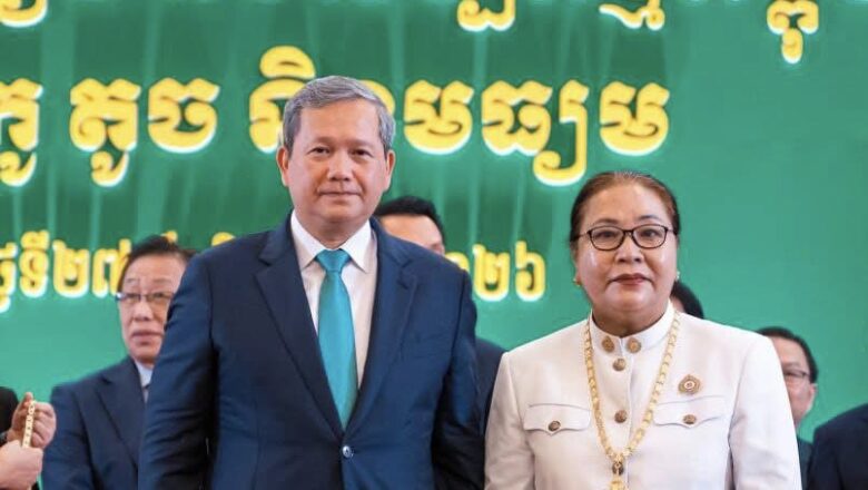 ភរិយា ឧកញ៉ា វណ្ណ សុខហេង ទទួលបានការបំពាក់គ្រឿងឥស្សរិយយសថ្នាក់«ជាតូបការ»ដោយផ្ទាល់ពីសម្តេចមហាបវរធិបតី ហ៊ុន ម៉ាណែត នាយករដ្ឋមន្ត្រីនៃព្រះរាជាណាចក្រកម្ពុជា