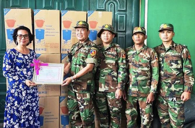 ឧកញ៉បណ្ឌិត កែវ មុំ បានឧបត្ថម្ភដល់កងអនុសេនាធំទី៤ និងទី៥កងពលធំអន្តរាគមន៍លេខ៣នូវធុងចម្រោះទឹកស្អាតចំនួន ៣០ធុងនិងនំស្រួយលីលី ២០កេស ស្មើនឹងថវិកាចំនួន ១.៥០០ដុល្លារ