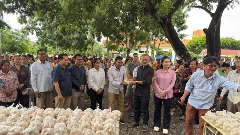 ឯកឧត្តម តាន់ ផាន់ណារ៉ា អនុប្រធានទី១ ក្រុមការងារគណបក្សប្រជាជនចុះមូលដ្ឋានស្រុកមង្គលបូរី ខេត្តបន្ទាយមានជ័យ និងលោកជំទាវ ព្រមទាំងសមាជិកក្រុមការងារចុះសួរសុខទុក្ខនិងចែកអំណោយដល់ប្រជាពលរដ្ឋ