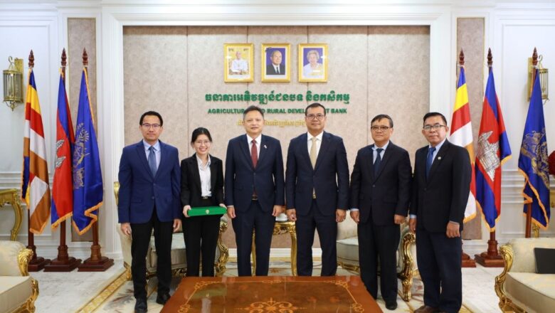 ឯកឧត្តមបណ្ឌិត កៅ ថាច ជួបពិភាក្សាជាមួយនិងឯកអគ្គរដ្ឋទូតវិសាមញ្ញនិងពេញសមត្ថភាពនៃសាធារណរដ្ឋសិង្ហបុរីស្តីពីការពិនិត្យលទ្ធភាពជំរុញវិស័យឧស្សាហកម្មកែច្នៃកសិផលកម្ពុជា