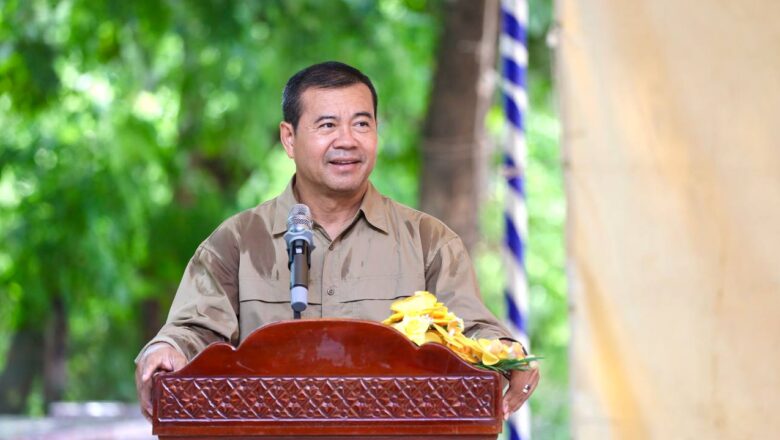 ឯកឧត្តមបណ្ឌិត កៅ ថាច ប្រាប់ប្រជាកសិករនៅស្រុកទឹកផុស ខេត្តកំពង់ឆ្នាំងអំពីស្ពានចំលងដែលមានប្រសិទ្ធភាពដើម្បីតភ្ជាប់ទៅរកប្រភពហិរញ្ញវត្ថុ បច្ចេកទេសនិងទីផ្សារ របស់សមាគមបណ្តាញកសិករតេជោ