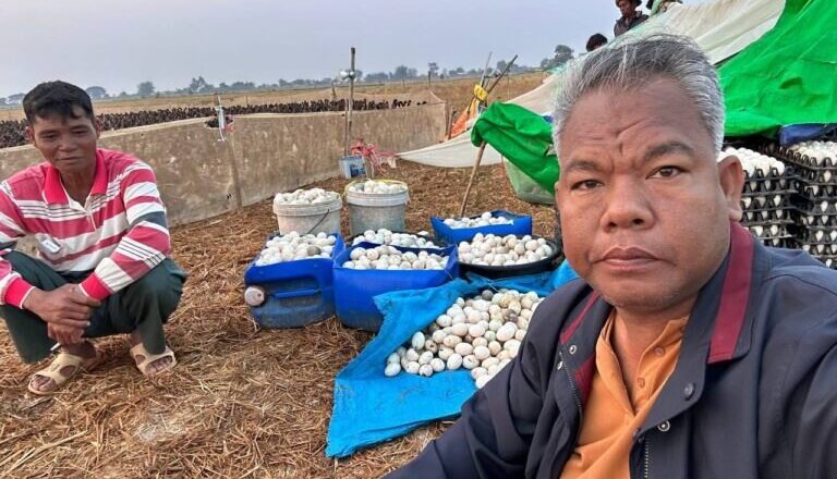 លោក សៀវ វិសុទ្ធ  ម្ចាស់កសិដ្ឋានខ្មែររីករាយបានពន្យល់ថា ពន្យល់ដល់កសិករអំពីវិធានការសំខាន់ៗ ដើម្បីការពារកុំឲ្យសត្វងាប់នៅរដូវស្សាឆ្នាំនេះ