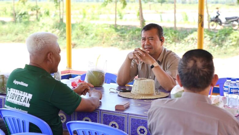 ឯកឧត្តមបណ្ឌិត កៅ ថាច កោតសរសើរស្នាដៃកែច្នៃចំណីត្រីរបស់ លោក សុត សឿន ក្នុងការចិញ្ចឹមត្រីប្រា និងត្រីឆ្ពិន សម្រាប់ផ្គត់ផ្គង់លើទីផ្សារក្នុងខេត្តពោធិ៍សាត់