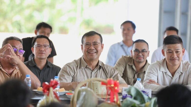 ឯកឧត្តមបណ្ឌិត កៅ ថាច កោតសរសើរចំពោះគុណភាពដីដ៏ល្អ នៅក្នុងផ្ទះសំណាញ់ នៃកសិដ្ឋានចំការកំពង់ល្ពៅ នៅស្រុករតនមណ្ឌល