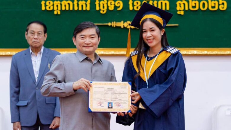ឯកឧត្តម ហេង សួរ រដ្ឋមន្រ្តីក្រសួងការងារនិងបណ្តុះបណ្តាលវិជ្ជាជីវៈ បានអញ្ជើញជាអធិបតីដ៏ខ្ពង់ខ្ពស់ក្នុងពិធីប្រគល់សញ្ញាបត្រដល់សិស្ស-និស្សិតទទួលជ័យលាភី ឆ្នាំសិក្សា២០១៤-២០២៥ ចំនួន ៥៩០ អង្គ/នាក់ (ស្រី ២៧៧នាក់) ក្នុងចំណោមសិស្ស-និស្សិតបញ្ចប់ការសិក្សាសរុប ១៦ ០៤១នាក់