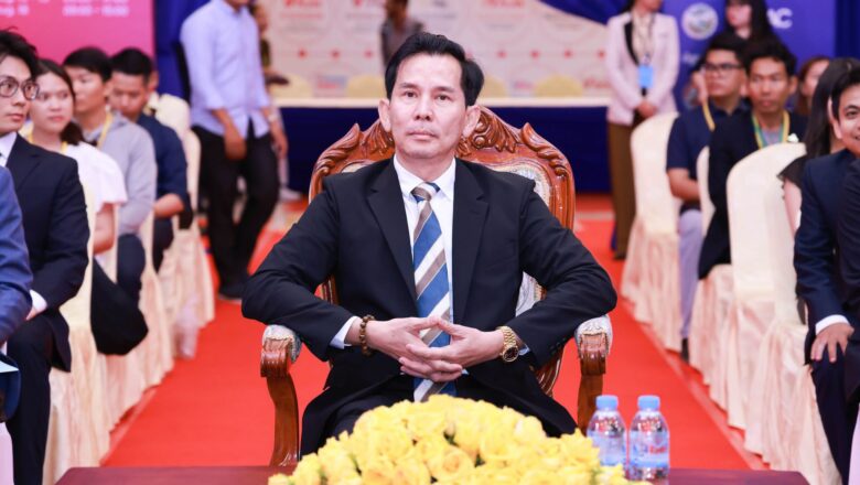 ឧកញ៉ាបណ្ឌិត តាន់ មុនីវណ្ណ អនុប្រធានសភាពាណិជ្ជកម្មកម្ពុជា ជាតំណាងអ្នកឧកញ៉ា គិត ម៉េង ចូលរួមថ្លែងសុន្ទរកថាបើកកម្មវិធីកិច្ចពិភាក្សាស្តីពី «ការជំរុញការប្រកួតប្រជែងរបស់ឧស្សាហកម្មកម្ពុជា៖ ជំរុញនវានុវត្តន៍ ការអភិវឌ្ឍប្រកបដោយចីរភាព និងការផលិតឆ្លាតវៃ ដើម្បីពង្រឹងសមត្ថភាពប្រកួតប្រជែងនៅថ្នាក់តំបន់ និងសកល»