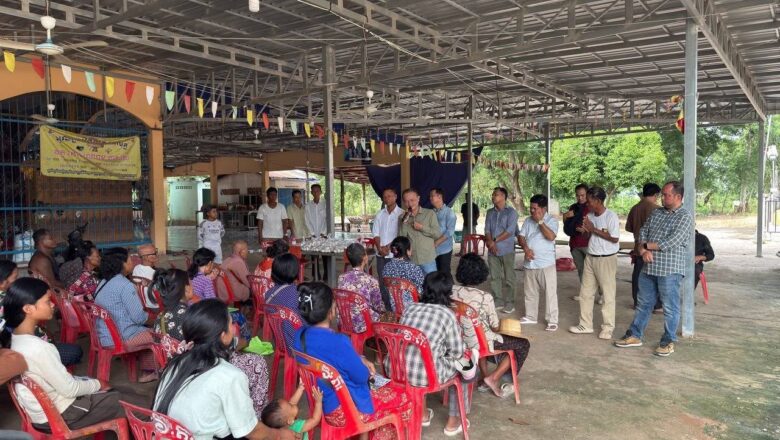 ឯកឧត្ដម តាន់ ផាន់ណារ៉ា អនុប្រធានក្រុមការងាររាជរដ្ឋាភិបាលចុះមូលដ្ឋានស្រុកអូរជ្រៅ ខេត្តបន្ទាយមានជ័យ និងសហការី ចុះសួរសុខទុក្ខប្រជាពលរដ្ឋនិងចែកស្បៀងអាហារមួយចំនួន