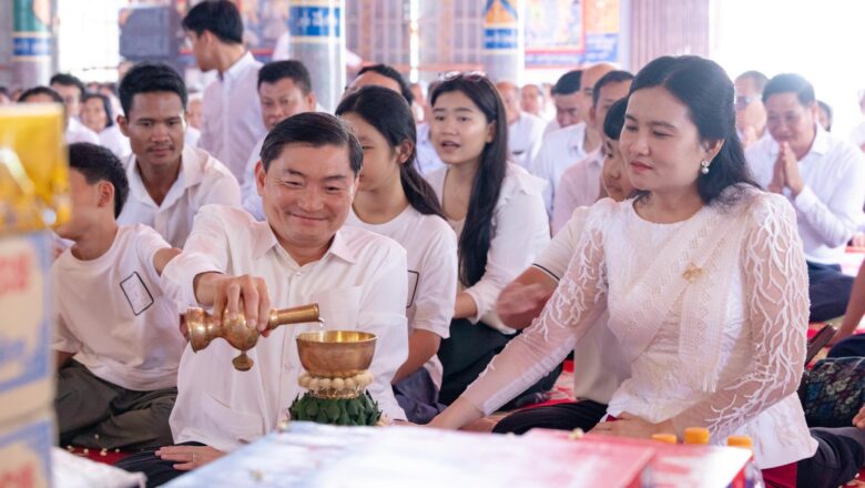 ក្រុមការងាររាជរដ្ឋាភិបាលចុះមូលដ្ឋានស្រុកកំពង់សៀមនាំយកទៀនព្រះវស្សា និងទេយ្យទានប្រគេនព្រះសង្ឃគង់ចាំព្រះវស្សានៅវត្តចំនួន ៧ ក្នុងឃុំចំនួន២ នៃស្រុកកំពង់សៀម ខេត្តកំពង់ចាម