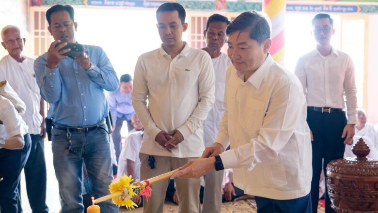 ក្រុមការងាររាជរដ្ឋាភិបាលចុះមូលដ្ឋានខណ្ឌពោធិ៍សែនជ័យ នាំយកទៀនព្រះវស្សា និងទេយ្យទានប្រគេនព្រះសង្ឃគង់ចាំព្រះវស្សានៅវត្តពូនភ្នំ
